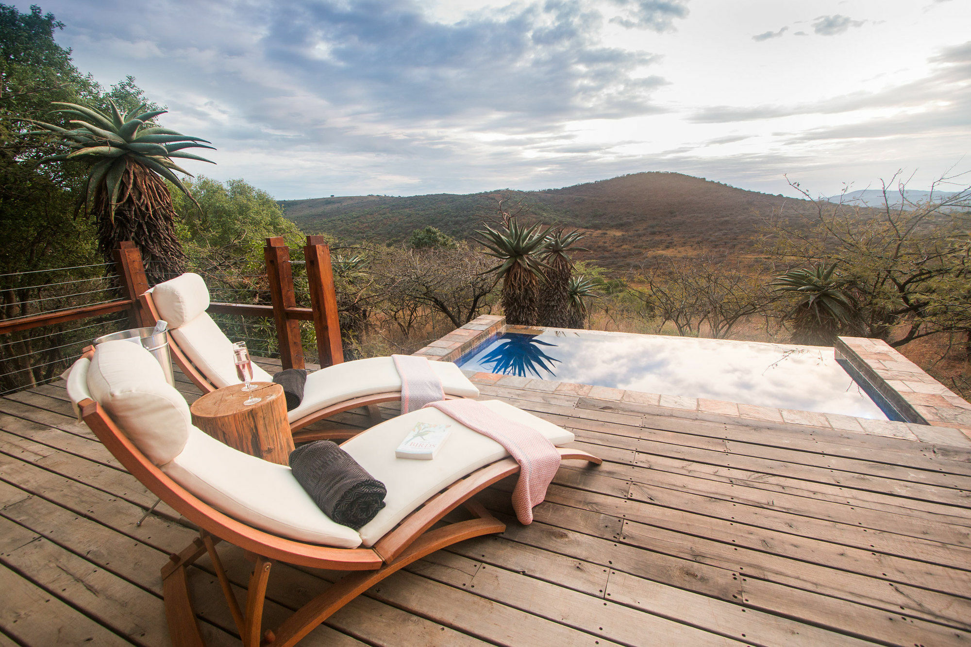 Rhino Ridge Safari Lodge KwaNompondo Bagian luar foto